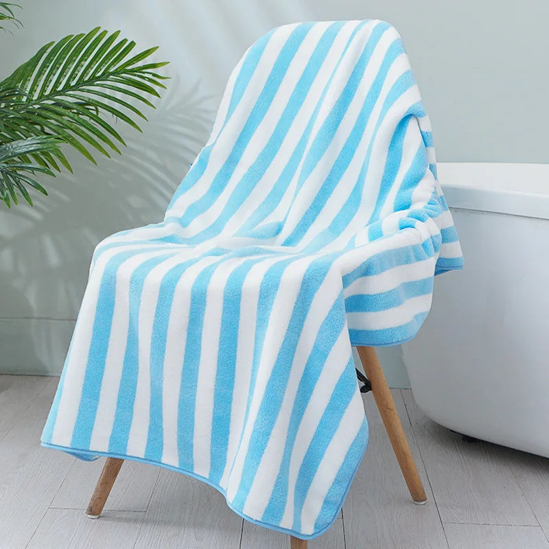 Serviette rayée confortable pour baignade