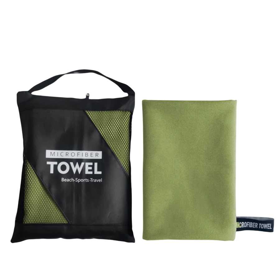 Serviette de plage sans sable dans un sac de plage