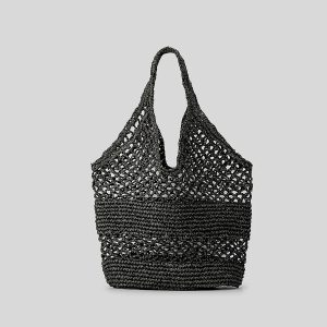 Sac de plage filet Malina exposé sur sable avec accessoires estivaux