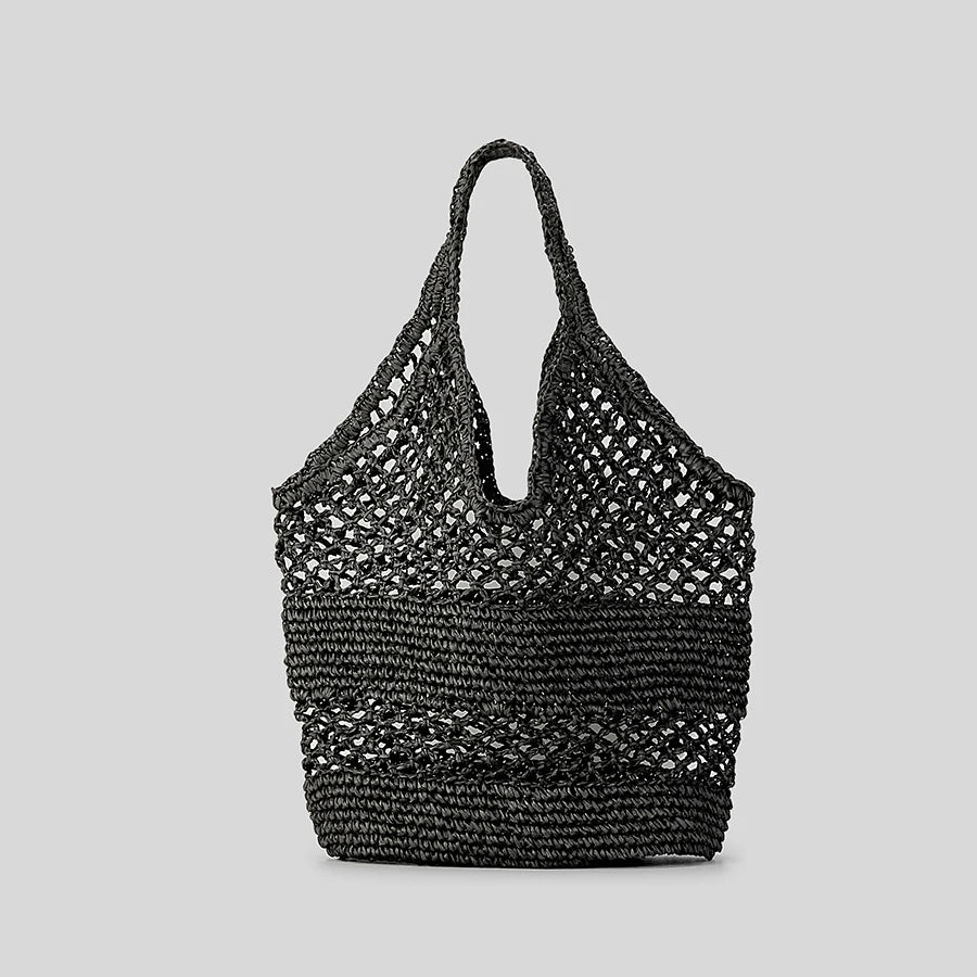 Sac de plage filet Malina exposé sur sable avec accessoires estivaux