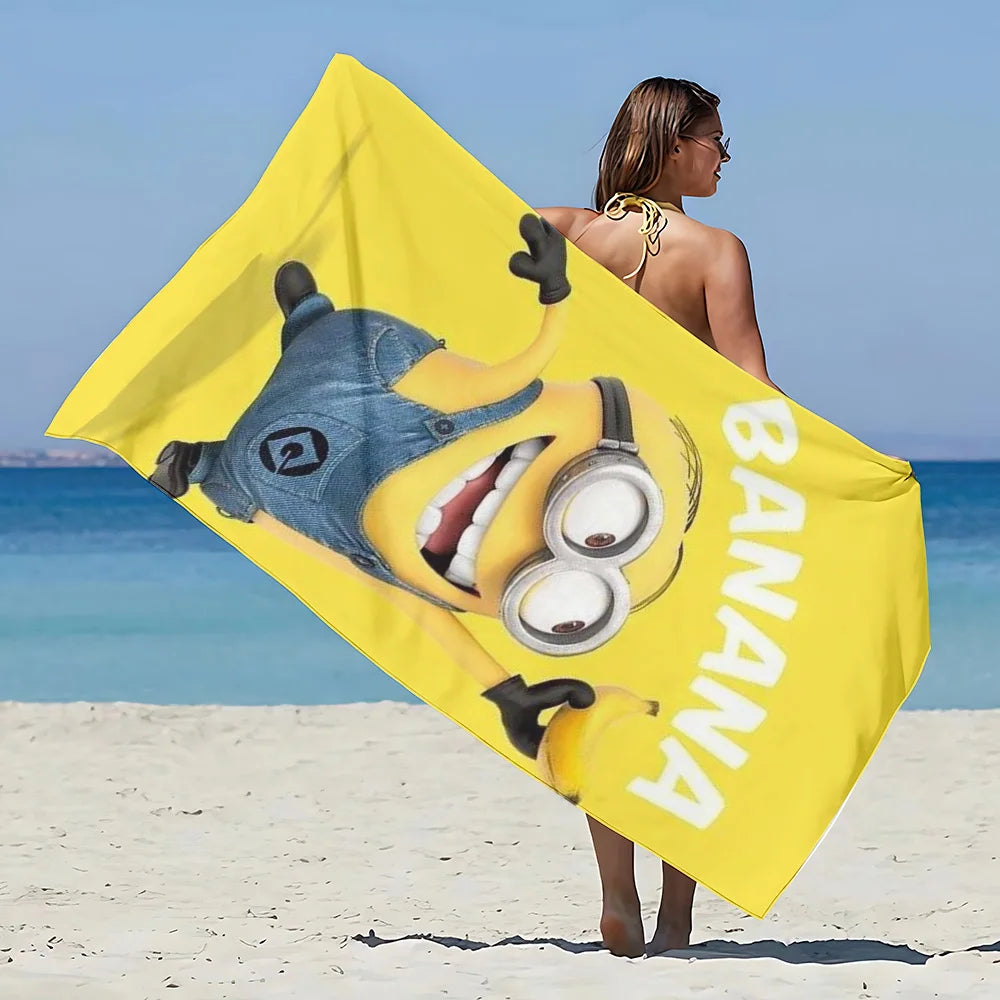 Motifs Minions sur serviette de plage enfant