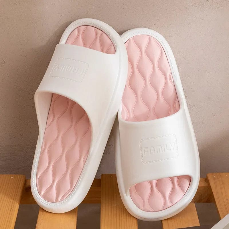 Sandales de plage Aqua Walk posées sur une serviette