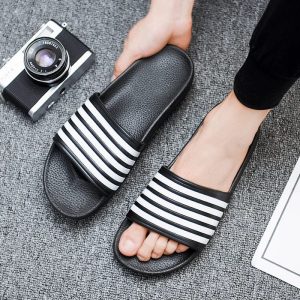 Paire de claquettes rayées pour bord de mer