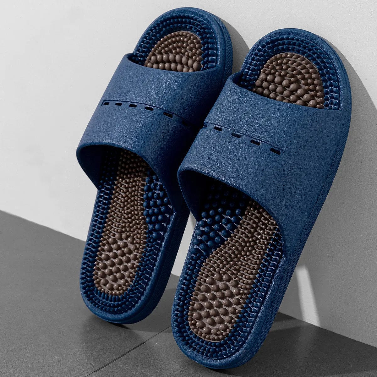 Sandales bleu marine Aqua Step près de l'eau