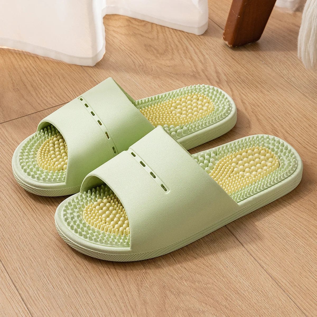 Vue latérale des sandales Aqua Step sur la plage