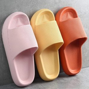 Claquettes de plage légères sur sable