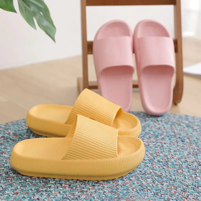 Claquettes de plage pratiques en bord de piscine