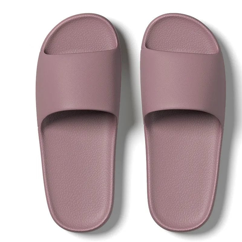 Paire de claquettes Summer Flow sur une terrasse en bois