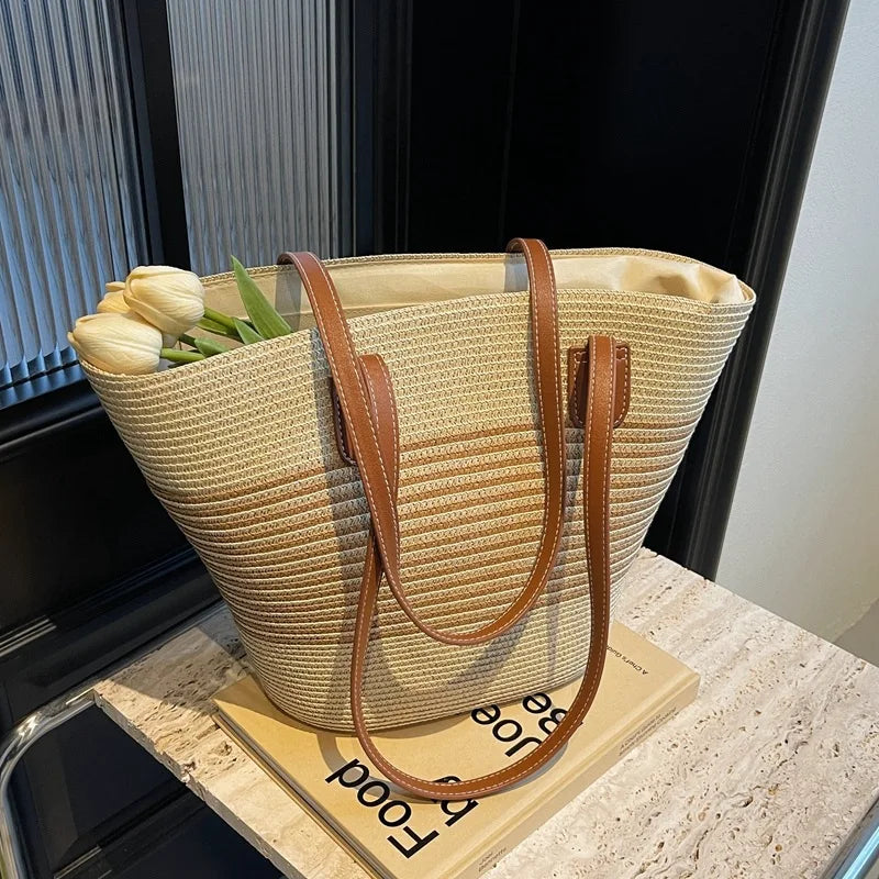 Design spacieux pour panier de plage en paille