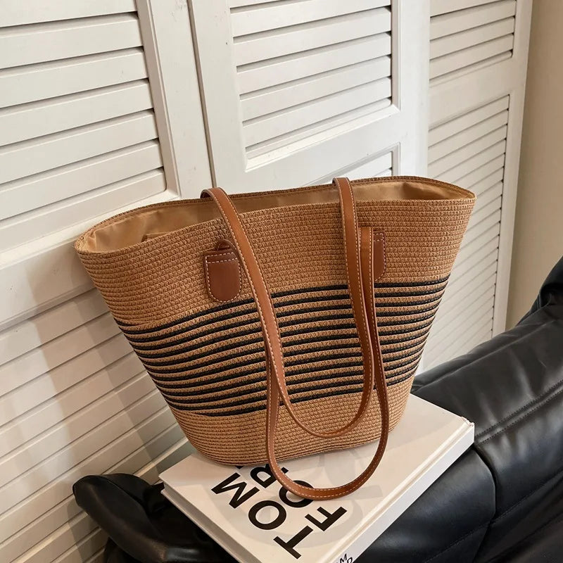 Panier en paille avec détails tressés pour plage