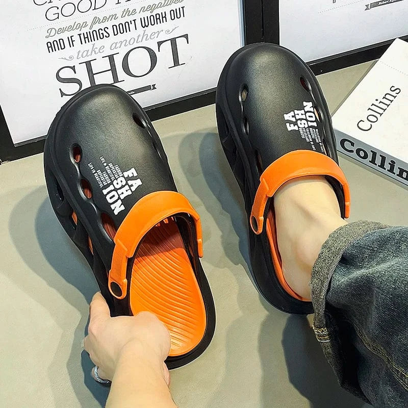 Sabots de plage pour homme sur le sable