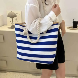 Détail du tissu rayé du sac de plage Kyra