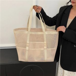 Sac de plage en maille bleu sous le soleil