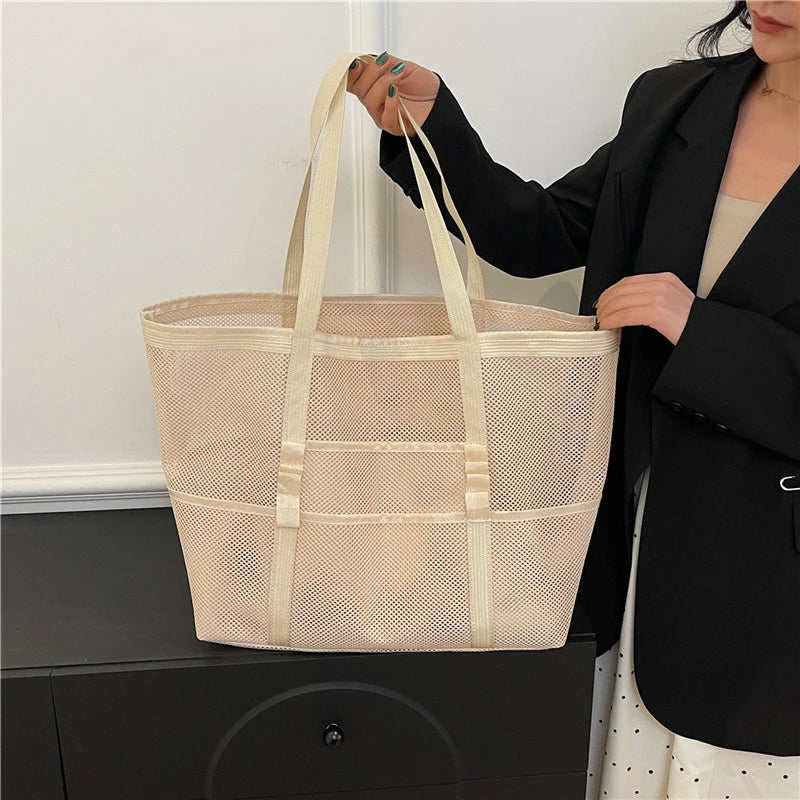 Sac de plage en maille bleu sous le soleil