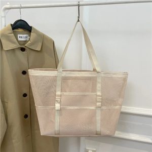 Gros plan sur le tissu en maille du sac de plage