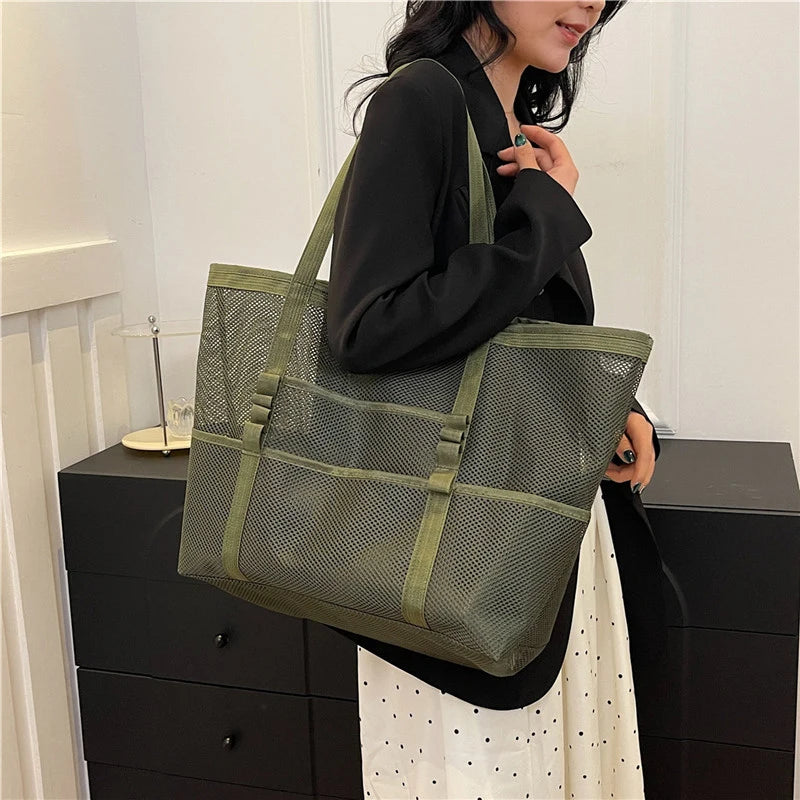 Sac de plage en maille Lotho sur le sable