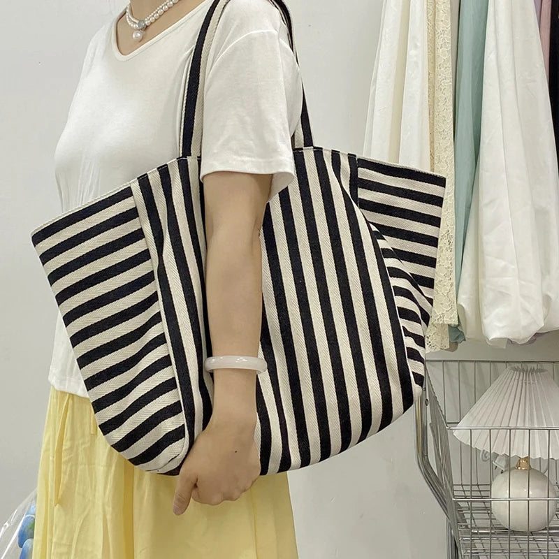 Sac Ronda coloré posé sur une serviette de plage