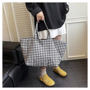 Gros plan sur la texture du sac de plage Matera
