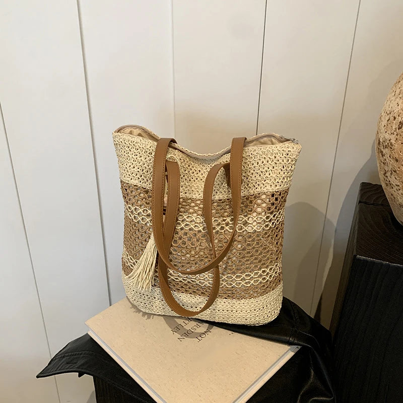 Sac de paille pour la plage avec accessoires de plage à l'intérieur