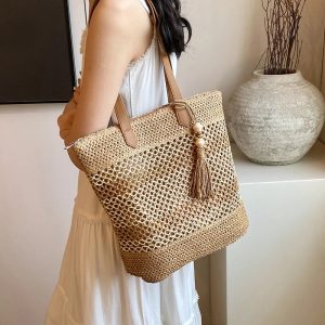 Gros plan sur le détail tressé du sac de plage en paille Hemia