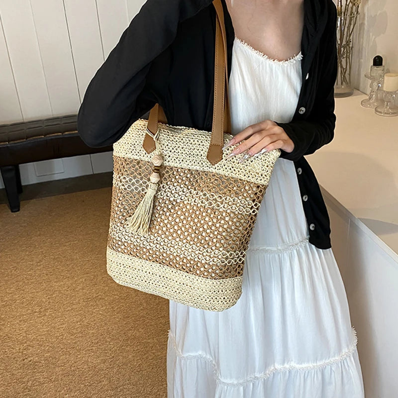 Sac de plage en paille idéal pour une journée ensoleillée